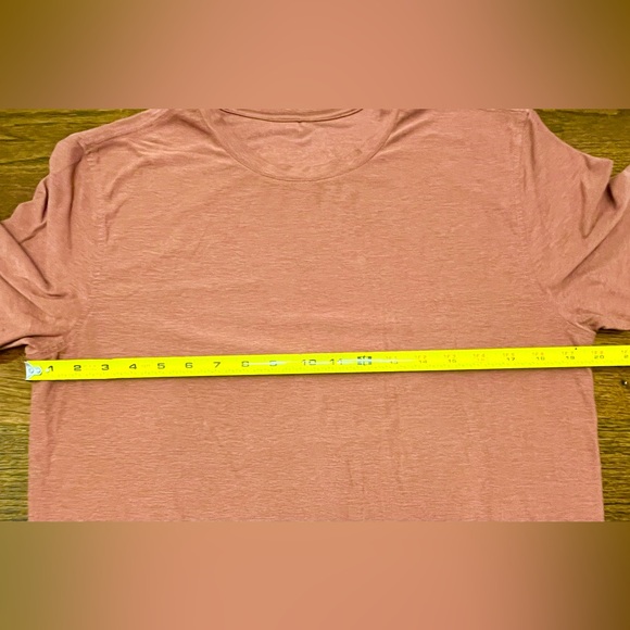 LIKE NEW Vuori Current Tech Short Sleeve Crew Tee - Picture 3 of 5